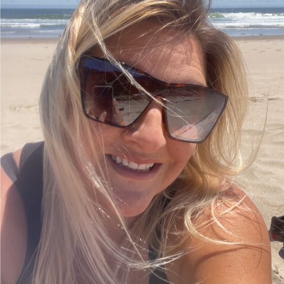 Meet your Posher, Tiffany - Picture 1 of 2